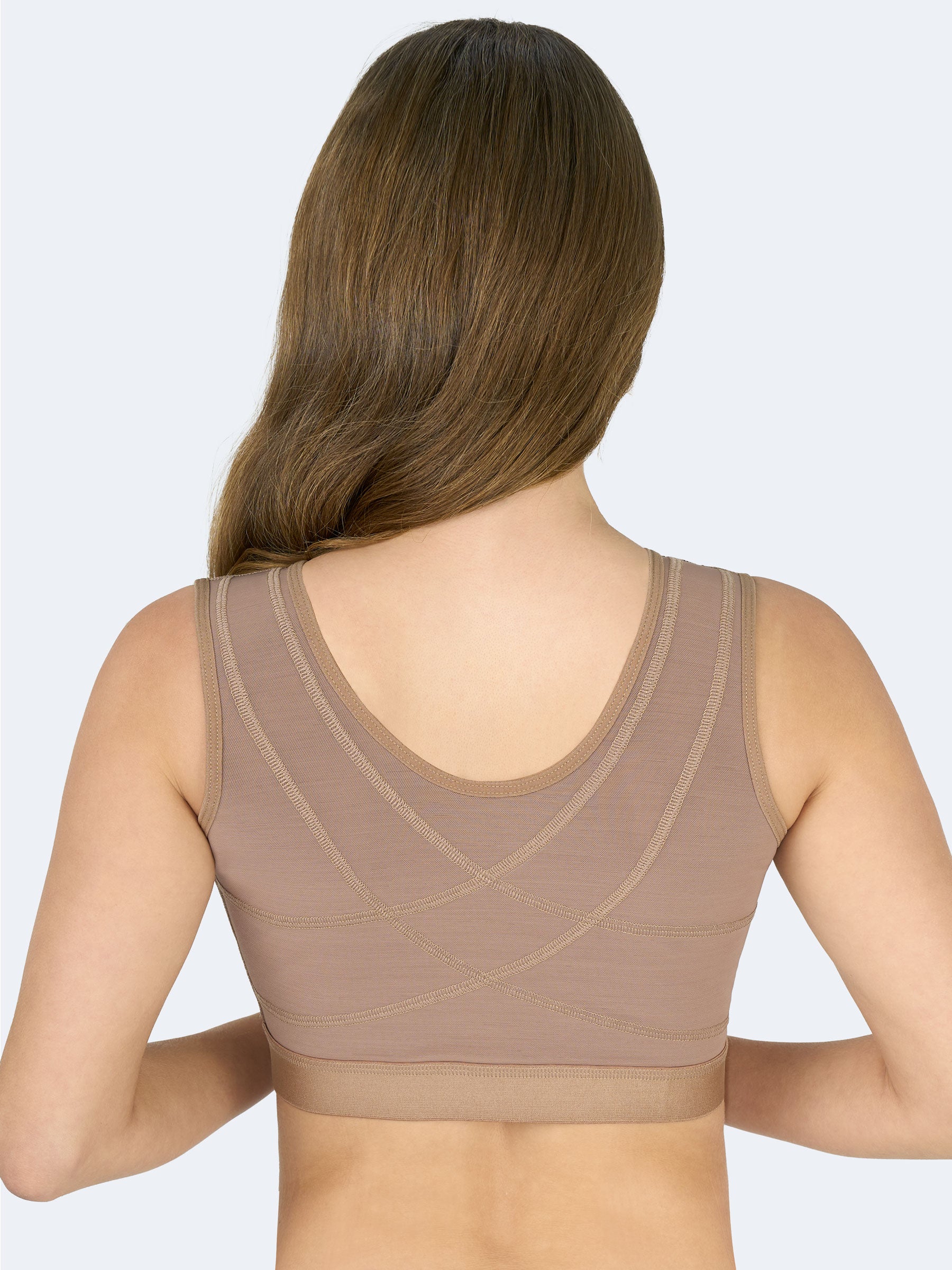 Vista posterior de brasier para busto pesado color moca con diseño en X en la espalda que brinda soporte y ayuda a mejorar la postura  #color_Mocha / Moca