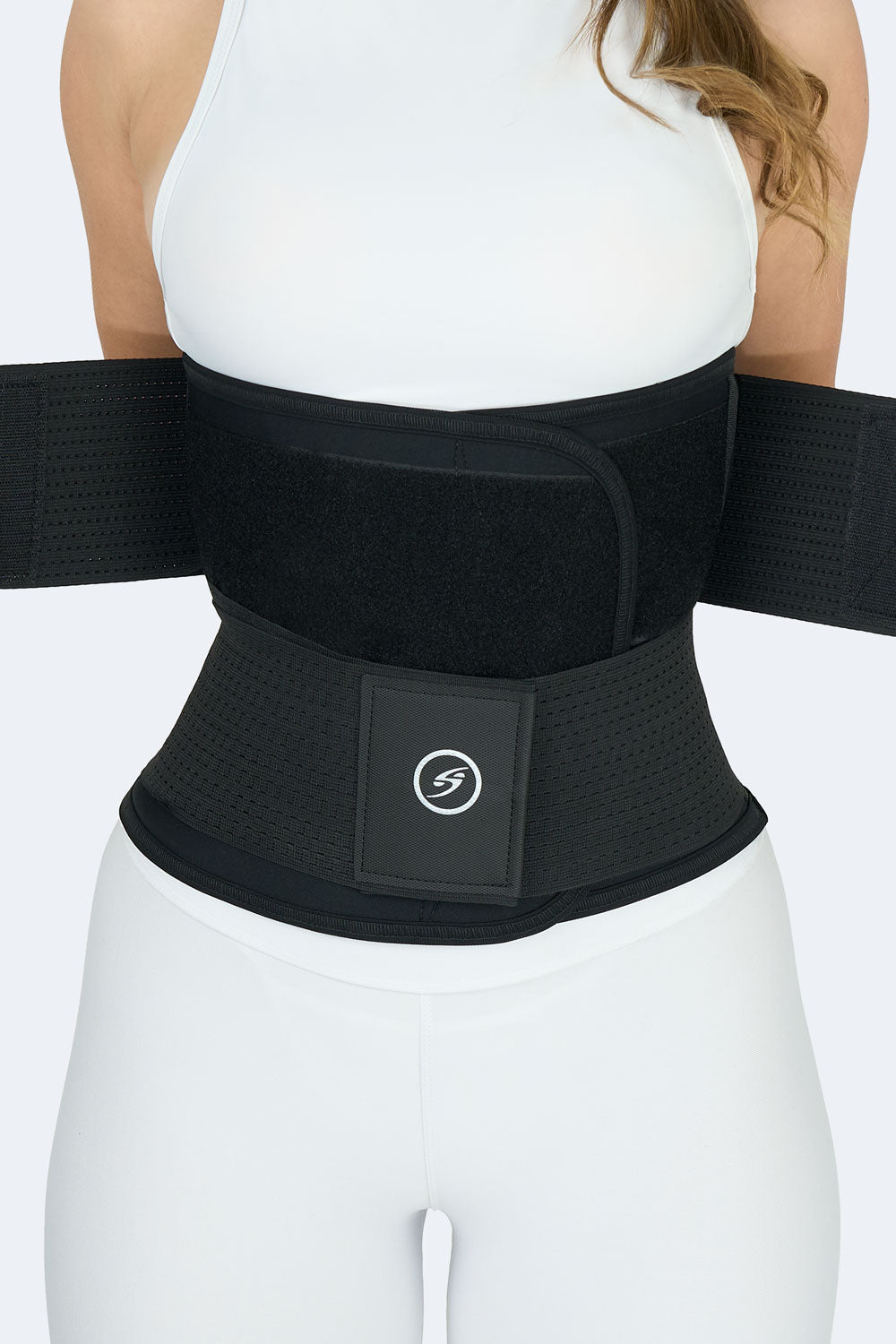Detalle frontal de faja colombiana deportiva, cinturon doble en neopreno negro con elásticos de compresión para entrenar y moldear cintura.