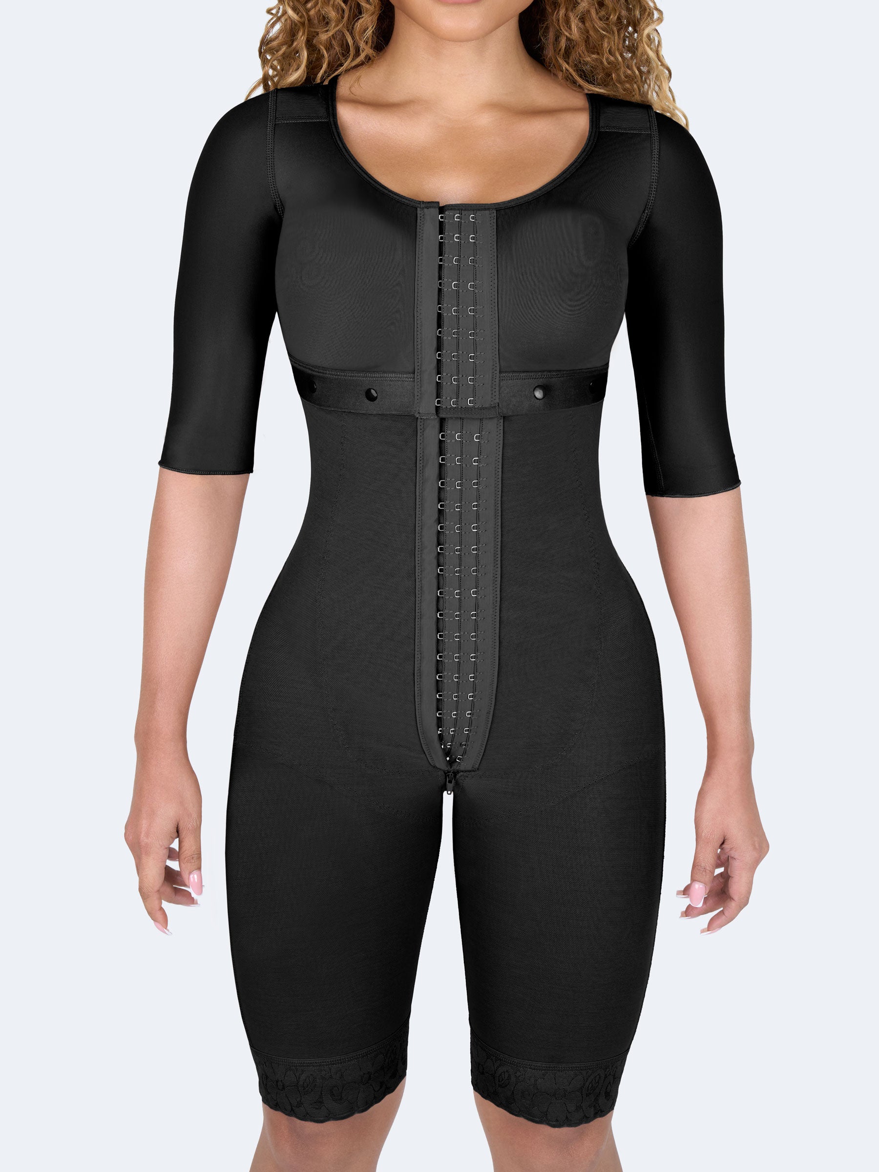 Vista frontal de mujer usando faja colombiana Full Body con Busto y Mangas en color negro, con broches frontales y soporte integrado en busto. #color_Black / Negro