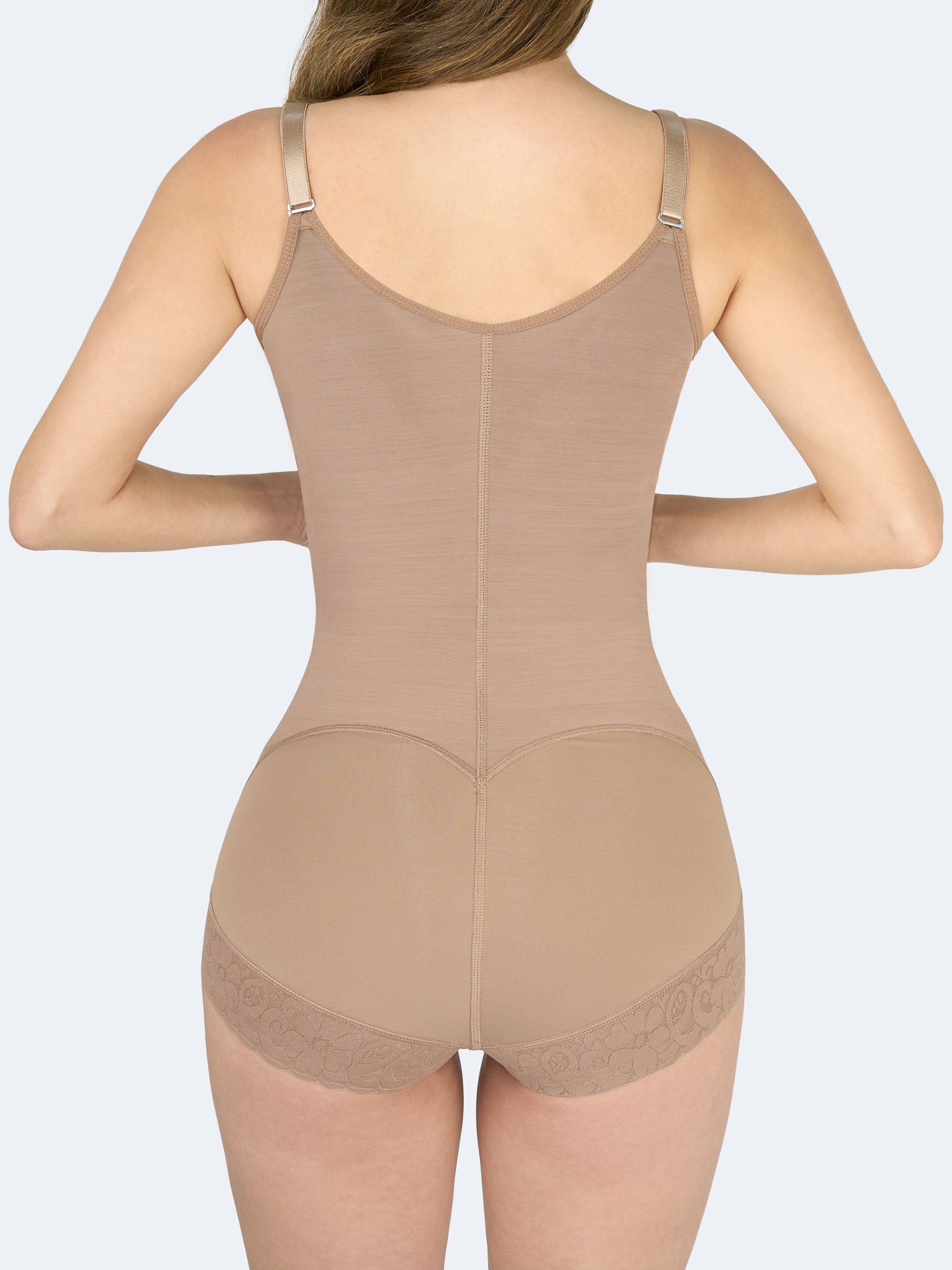 Vista posterior  de la faja colombiana Full Body Panty en color moca, con tiras ajustables y diseño que levanta la cola y moldea la figura #color_Mocha / Moca