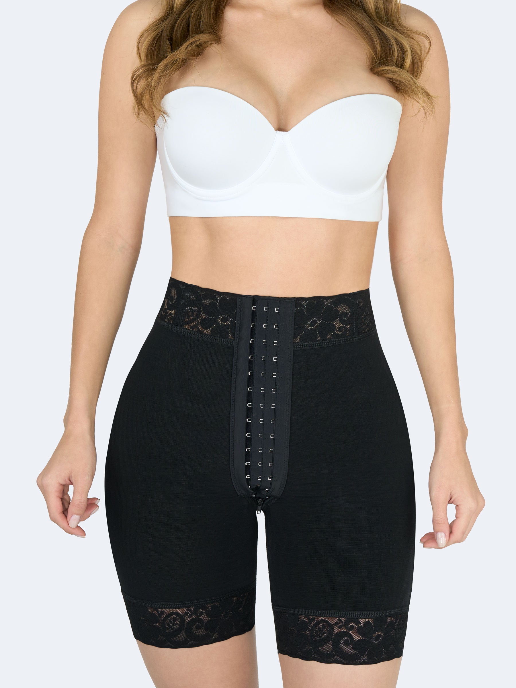 Faja colombiana short levanta cola alto con broches color negro vista frontal, compresión firme en abdomen bajo y realce natural de glúteos #color_Black / Negro
