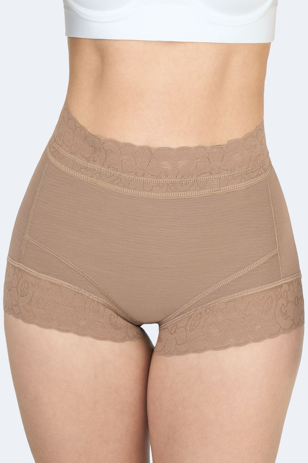 Acercamiento frontal de faja colombiana short tipo panty color moca, con compresión en abdomen bajo y encaje en la cintura y piernas
