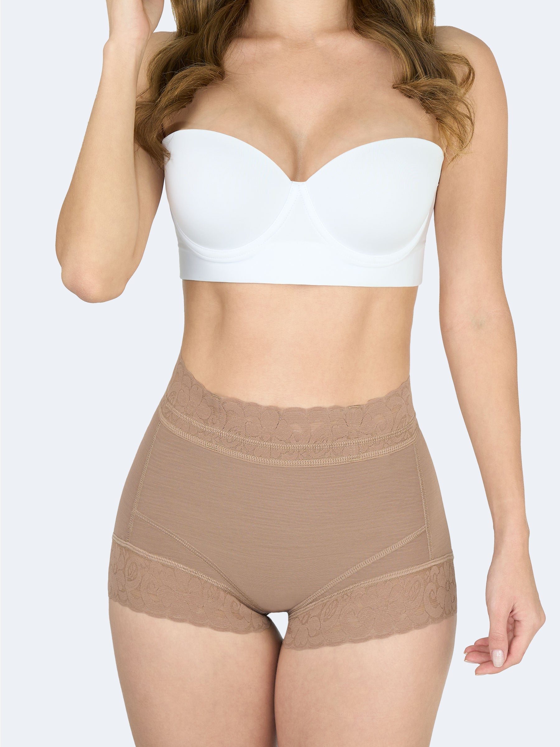Faja colombiana short tipo panty color moca, vista frontal. Diseñada para comprimir abdomen bajo, levantar la cola y moldear la cadera con encaje elegante. #color_Mocha / Moca